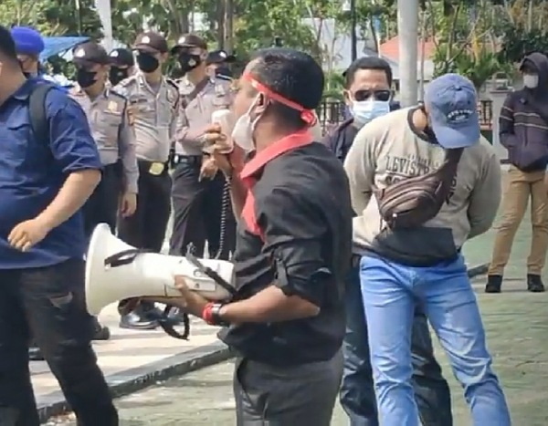 Massa Kembali Gelar Aksi Unjuk Rasa di Kantor Bupati dan DPRD Meranti