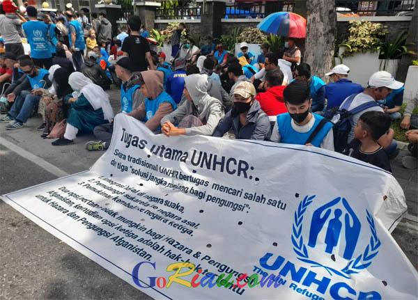 Puluhan Imigran Geruduk Kantor Kemenkumham Riau