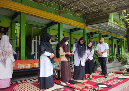 GoRiau Disdukcapil Serahkan e-KTP untuk Pelajar SMA Negeri 9 Pekanbaru