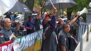 GoRiau Wah, Pendemo dan Pendukung Gubernur Riau Adu Mulut di Luar Sidang