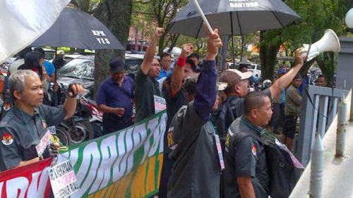 Wah, Pendemo dan Pendukung Gubernur Riau Adu Mulut di Luar Sidang