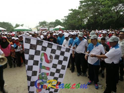 Syamsuar dan Edy Nasution Jalan Sehat dengan Belasan Ribu Masyarakat Perawang