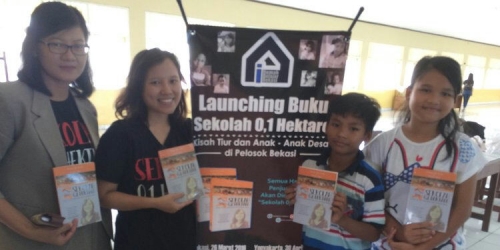Inspiratif, Wanita Muda Ini Bangun Sekolah Gratis untuk Anak Keluarga Miskin dengan Menulis Buku