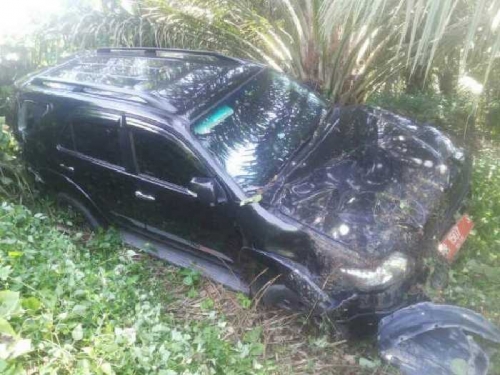 Terlibat Kecelakaan Tunggal, Mobil Dinas Wakil Ketua DPRD Siak Ringsek Usai Terjun ke Kebun Sawit