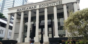 GoRiau Hakim MK Saldi Isra dan Palguna Tanyakan Alasan Jokowi Tolak Teken UU MD3