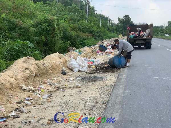 Sampah yang Menumpuk di Median Jalan Air Hitam Akhirnya Dibersihkan