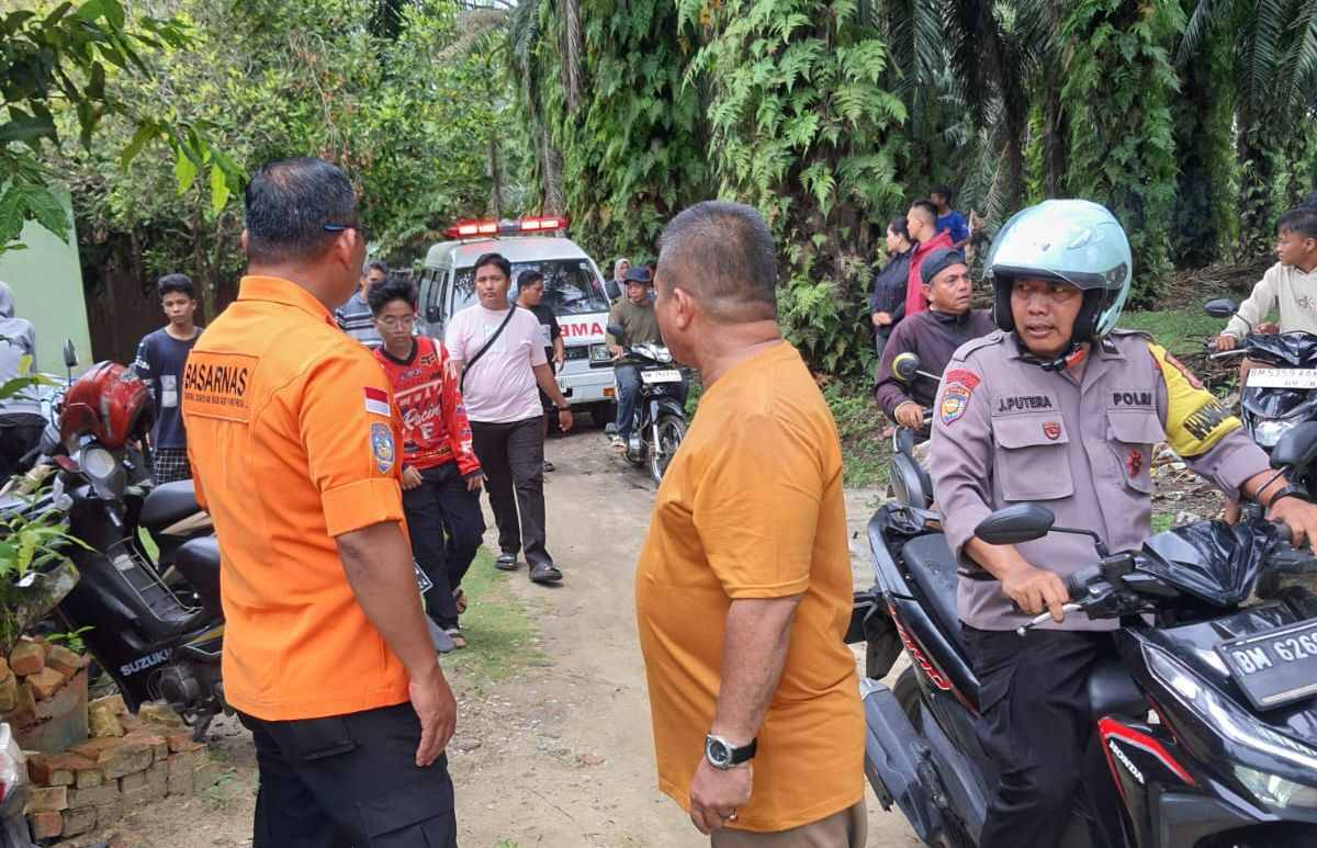 Pemotor Hanyut Terseret Arus Parit Besar di Griya Sidomulyo Pekanbaru Saat Banjir, Motor Ditemukan, Korban Belum Diketahui