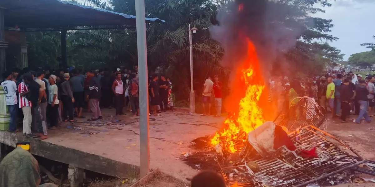 Tuntut Bandar Narkoba Ditangkap, Warga Panipahan Bakar Empat Motor