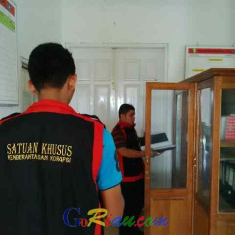 Kejari Telukkuantan Geledah Kantor Desa Beringin Jaya