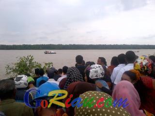 Ratusan Warga Padati Bibir Sungai Rokan Saksikan Pencarian Bocah yang Diterkam Buaya