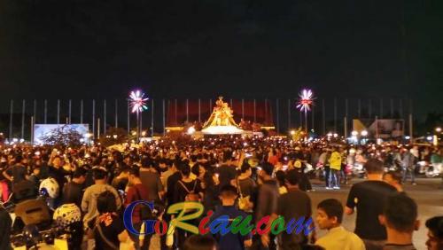Massa Aksi Seribu Lilin yang Tuntut Ahok Dibebaskan di Tugu Perjuangan Kota Pekanbaru Akhirnya Dibubarkan Polisi