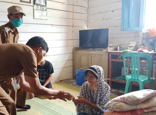 Wanita Penderita Tumor di Wajah Menerima BLT DK Pertama di Kecamatan Dayun