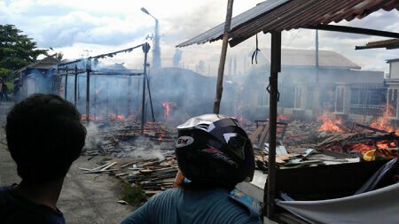 Gara-gara Bakar Sampah, Belasan Kios Arifin Achmad Terbakar
