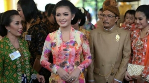 GoRiau Cantiknya Menantu Jokowi Dibalut Kebaya Kutu Baru