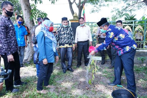 Lestarikan Lingkungan, KLHK Bentuk KBD dan Salurkan 3.000 Bibit di Kecamatan Lubuk Dalam