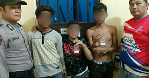 Naik Motor Bertiga, Tiga Remaja di Kerumutan Pelalawan Kedapatan Bawa Bungkusan Sabu
