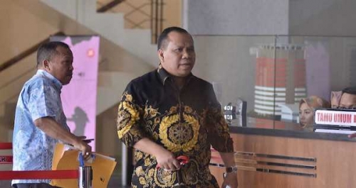 Kenakan Baju Batik, Bupati Meranti Irwan Nasir Akhirnya Datang ke KPK