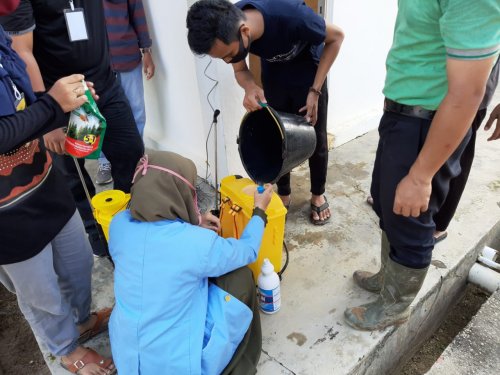 Tim Kukerta Unri Relawan Covid-19 Lakukan Penyemprotan Disinfektan di Desa Bukit Gajah Ukui