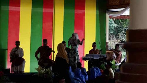 Iyet Bustami Meriahkan Penabalan Bupati dan Wabup Bengkalis
