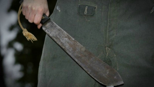 Lelaki Dewasa Membawa Golok Panjang dan Berpenampilan Kucel Berkeliaran di Jalan Hangtuah Duri