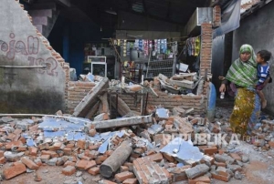 GoRiau Seminggu Pasca Gempa Tak Juga Tersentuh Bantuan, Warga Terpaksa Kais Bahan Makanan di Puing Bangunan Roboh