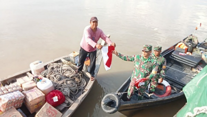 Posal Selatpanjang Bagikan Puluhan Bendera Merah Putih kepada Nelayan
