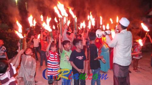 Diguyur Hujan, Anak-anak di Pekanbaru Tetap Meriahkan Malam Takbiran dengan Ratusan Obor