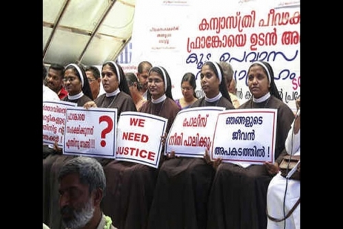 Marah karena Temannya Diperkosa 2 Tahun, Para Biarawati Lakukan Protes di Jalan