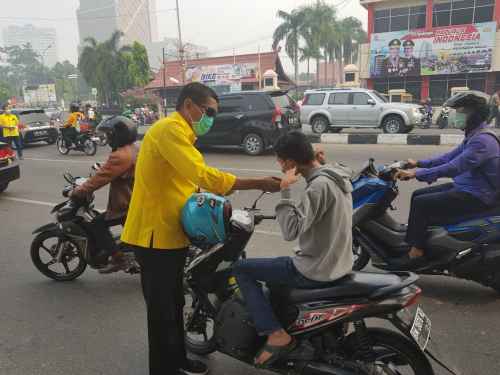Kabut Asap, DPD Golkar Riau Bagikan 10.000 Lembar Masker