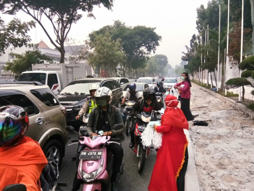 Kabut Asap Masih Pekat, Puluhan Aktivis Perkumpulan SUN Riau Kembali Bagikan Masker Gratis