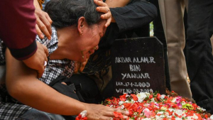 GoRiau Berkali-kali Tersungkur di Makam Akbar, Ibunda Remaja Korban Demo Ricuh: Allahu Akbar, Anak Saya Disiksa
