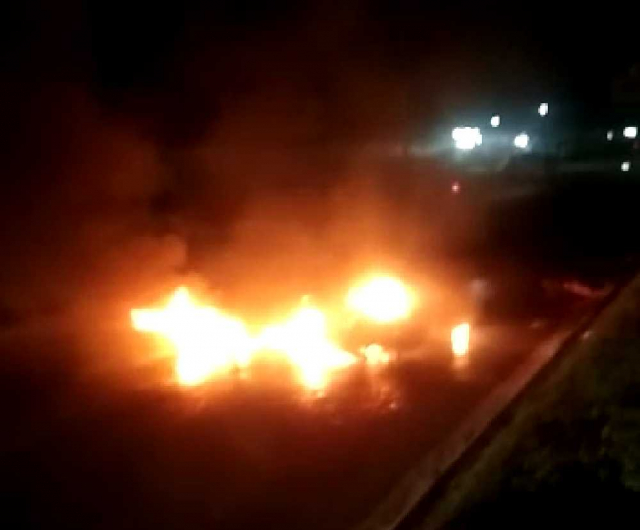 Diduga Tabrak Mobil, Satu Unit Sepeda Motor Terbakar di Jalan Soekarno Hatta Pekanbaru