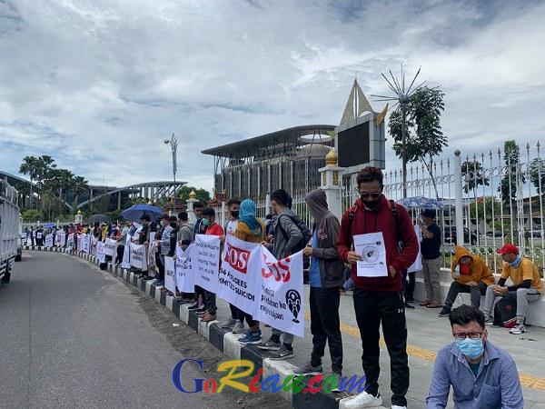 Ratusan Imigran Gelar Unjuk Rasa di Kantor Gubernur Riau