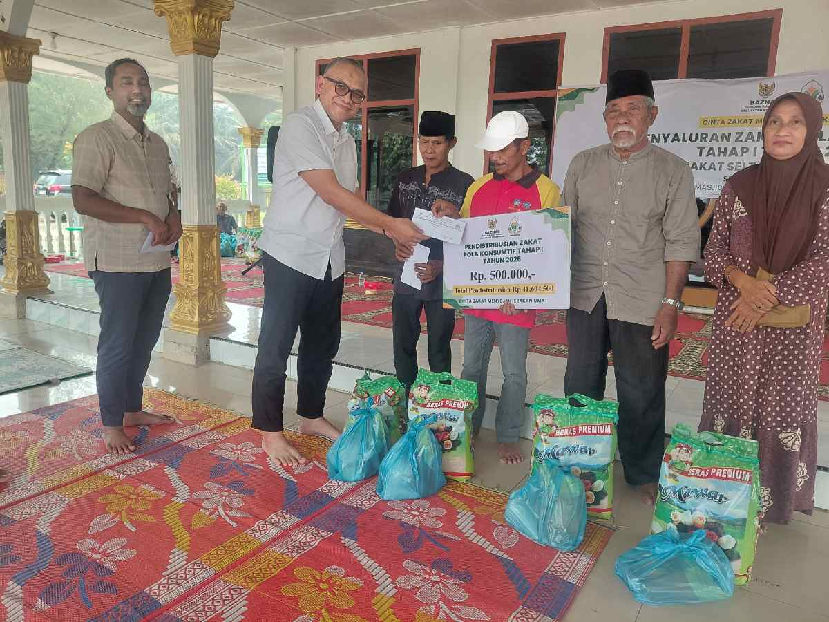 Manajemen PKS Tapung Salurkan Zakat ke Masyarakat Desa Tandun dan Sungai Kuning