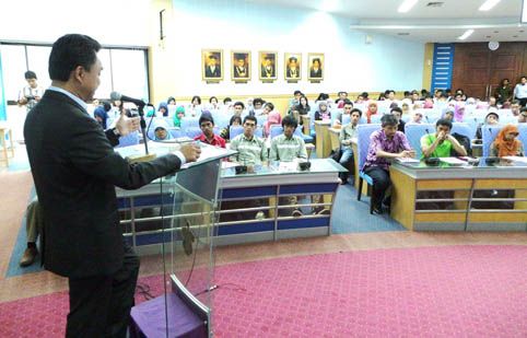Dino Bakar Semangat Nasionalisme Unggul Mahasiswa Unhas