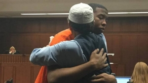 GoRiau Mengharukan, Pria Muslim AS Maafkan dan Peluk Pemuda Pembunuh Putranya di Ruang Pengadilan