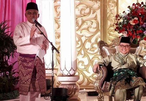 Hadiri Pernikahan Putri Ketiga mantan Gubernur Riau, Begini Senyuman Andi Rachman di Samping Rusli Zainal