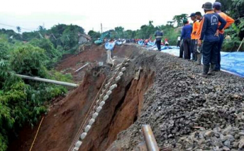 Jalan Longsor, Jalur Utama Riau-Sumbar Putus Total, Ratusan Kendaraan Terjebak