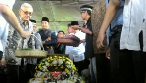 GoRiau Pemakaman Mr Clean Marie Muhammad Berlangsung di Bawah Gerimis