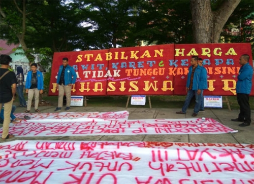 Tuntut Kestabilan Harga Sawit, Karet dan Kelapa, Mahasiswa UIR Pasang Papan Bunga di Gedung DPRD