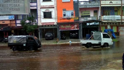 Hujan Deras, Sebagian Jalan di Kota Dumai Digenangi Air