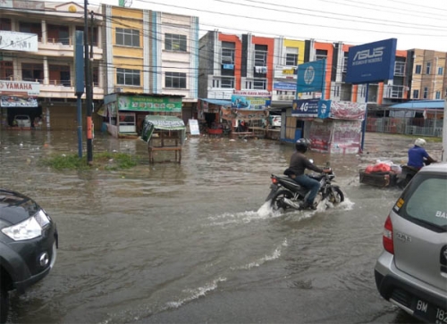 Banjir, Sejumlah Lokasi di Jalan HR Soebrantas Tergenang