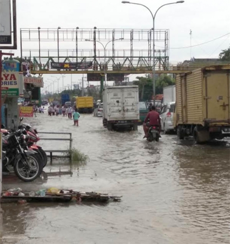 Banjir di Soebrantas, Anak SD Mandi di Jalan