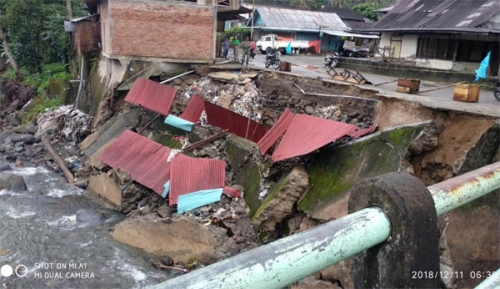 Selain Jembatan Ambruk, Banjir dan Longsor di Pariaman Juga Runtuhkan Pasar, Ini Foto-fotonya