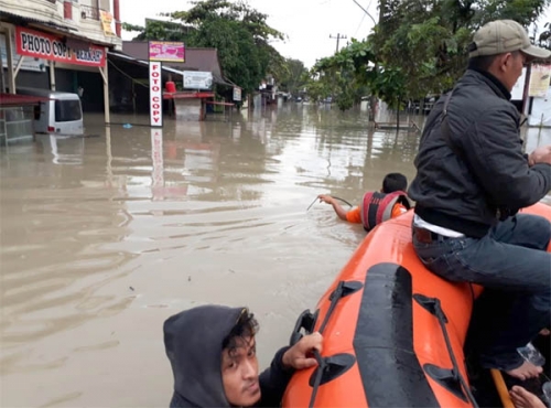 Evakuasi Warga, Basarnas Kerahkan Perahu Karet ke Lokasi Banjir Sidomulyo Pekanbaru