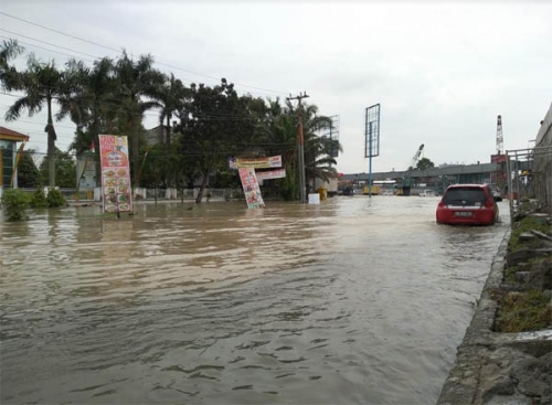 Sepeda Motor tak Bisa Lewat, Simpang Arengka Banjir Setinggi Betis Orang Dewasa