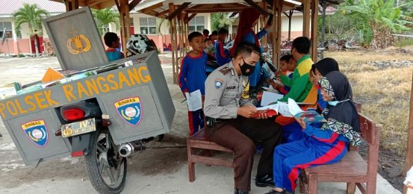 Lewat Pusling, Polisi di Kepulauan Meranti Berbagi Buku Bacaan kepada Pelajar