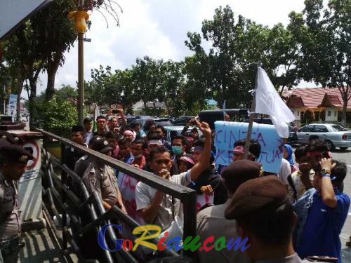 Desak Polisi Tuntaskan Konfik Hutan, Puluhan Mahasiswa Rupat Gelar Unjuk Rasa di Jalan Gajah Mada