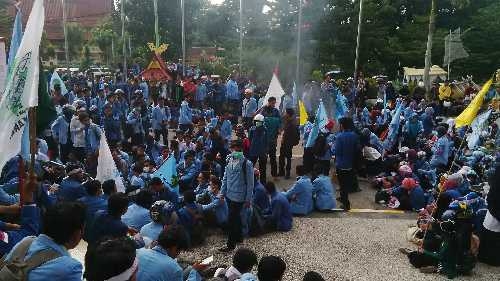 Sempat Memanas, Aksi 121 Gelombang II di Gedung DPRD Riau Terhenti Azan Ashar
