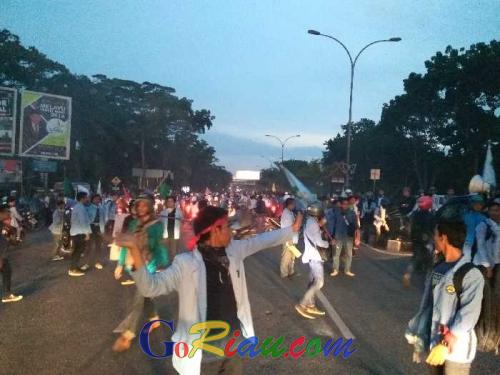 Unjuk Rasa Bela Rakyat di Pekanbaru Berlanjut Hingga Malam, Mahasiswa Tutup Jalan Depan Purna MTQ